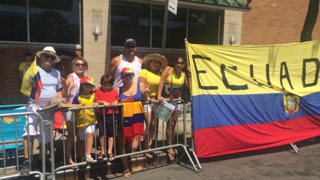Matilda Cevallos y su familia viajaron desde Stanford, Connecticut  para ondear su enorme bandera durante el desfile.