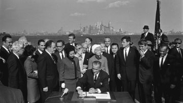 Immigration_Bill_Signing_-_A1421-33a_-_10-03-1965