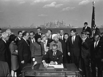 Immigration_Bill_Signing_-_A1421-33a_-_10-03-1965