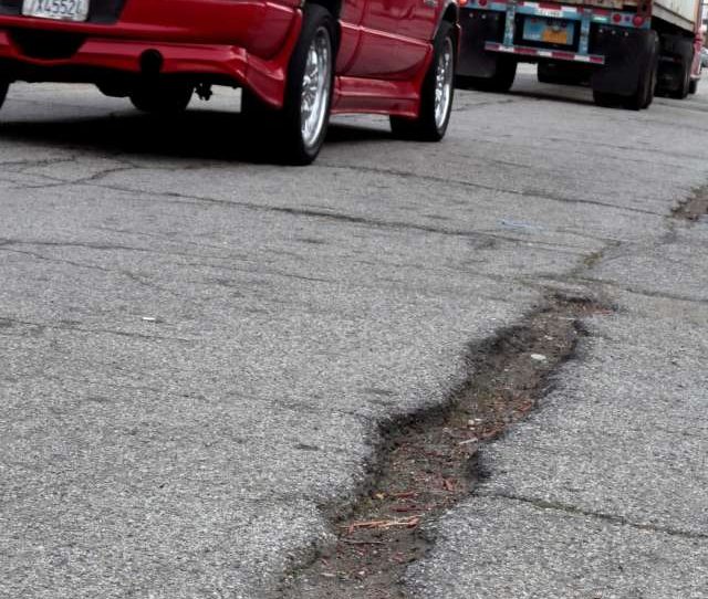 Las autoridades han recibido más de 100 quejas al día por la aparición de hoyos en el asfalto durante la última semana tras las tormentas invernales.