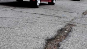 Las autoridades han recibido más de 100 quejas al día por la aparición de hoyos en el asfalto durante la última semana tras las tormentas invernales.