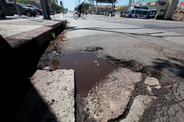 Muchas de las calles de la zona de Los Ángeles están en pésimas condiciones, según un estudio.