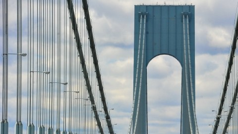 El cruce de los atletas sobre el Puente Verrazano, en Brooklyn, regala una postal imperdible para los participantes y seguidores del NYC Marathon.