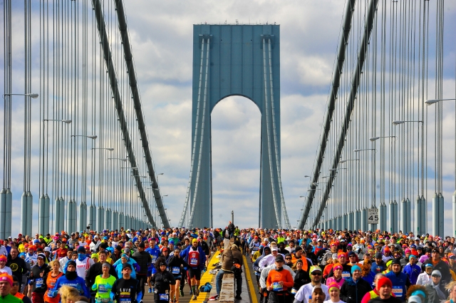El cruce de los atletas sobre el Puente Verrazano, en Brooklyn, regala una postal imperdible para los participantes y seguidores del NYC Marathon.