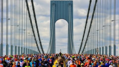 El cruce de los atletas sobre el Puente Verrazano, en Brooklyn, regala una postal imperdible para los participantes y seguidores del NYC Marathon.