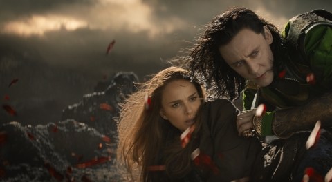 Natalie Portman y Tom Hiddleston en una escena de 'Thor: The Dark World'.