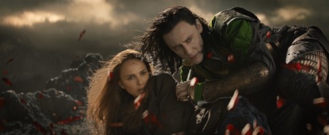 Natalie Portman y Tom Hiddleston en una escena de 'Thor: The Dark World'.