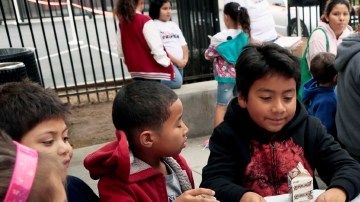 Los Ángeles es hogar de organizaciones que asisten a niños sin hogar.