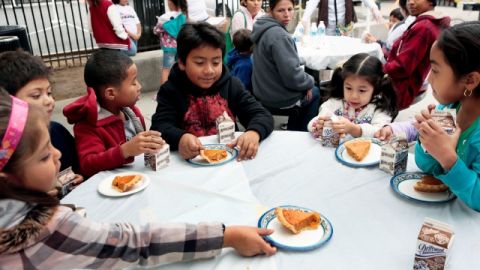 Los Ángeles es hogar de organizaciones que asisten a niños sin hogar.