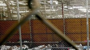 Imágenes como esta podrían volver a ser realidad, si el gobierno de Trump implementa la idea de detención obligatoria para todos los migrantes que piden asilo (Foto: archivo)