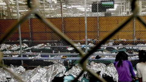 Imágenes como esta podrían volver a ser realidad, si el gobierno de Trump implementa la idea de detención obligatoria para todos los migrantes que piden asilo (Foto: archivo)