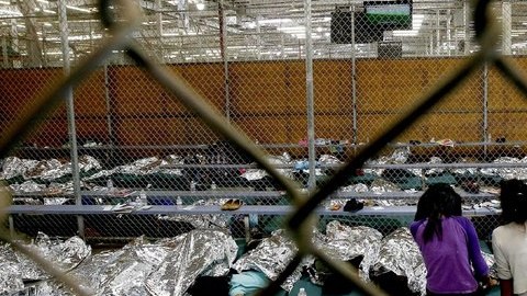 Imágenes como esta podrían volver a ser realidad, si el gobierno de Trump implementa la idea de detención obligatoria para todos los migrantes que piden asilo (Foto: archivo)