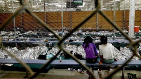 Imágenes como esta podrían volver a ser realidad, si el gobierno de Trump implementa la idea de detención obligatoria para todos los migrantes que piden asilo (Foto: archivo)