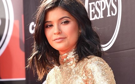 A días de cumplir la mayoría de edad, Kylie Jenner adoptó un conejo que llamó como su papá.