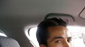 Francisco Michel-Covarrubias muestra orgulloso su nueva licencia de manejo.