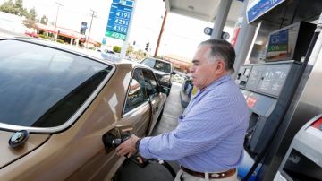 Cristino Aguilar pone gasolina en su auto en una estación de North Hollywood.