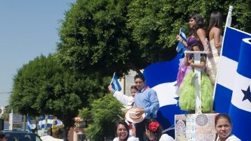 Carroza conmemorativa de Honduras durante  un Desfile Centroamericano en Los Ángeles.