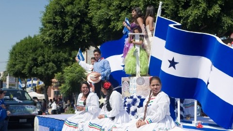 Carroza conmemorativa de Honduras durante  un Desfile Centroamericano en Los Ángeles.
