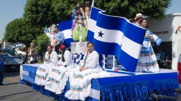 Carroza conmemorativa de Honduras durante  un Desfile Centroamericano en Los Ángeles.
