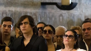 Así de unidos lucían Julián, en la izq; Federico, en el centro; y José Manuel Figueroa en el funeral de Joan Sebastian.