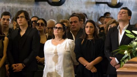 Así de unidos lucían Julián, en la izq; Federico, en el centro; y José Manuel Figueroa en el funeral de Joan Sebastian.