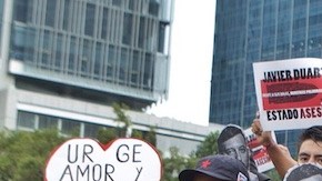 Un grupo de fotógrafos decidió que todo el material tomado en la marcha por el asesinato de su colegas y cuatro mujeres sea firmado al fallecido.