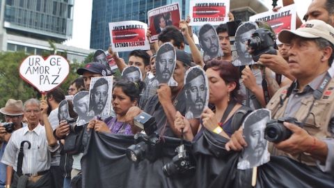 Un grupo de fotógrafos decidió que todo el material tomado en la marcha por el asesinato de su colegas y cuatro mujeres sea firmado al fallecido.