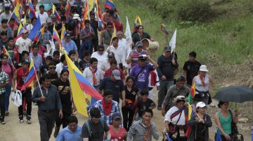 Miles de indígenas marchan hacia Quito.