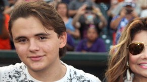 Los hijos de Michael Jackson, Prince, Paris y Prince Michael, posan con su tía La Toya en un evento público hace un par de años.