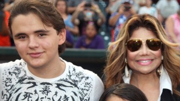Los hijos de Michael Jackson, Prince, Paris y Prince Michael, posan con su tía La Toya en un evento público hace un par de años.