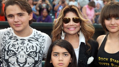 Los hijos de Michael Jackson, Prince, Paris y Prince Michael, posan con su tía La Toya en un evento público hace un par de años.