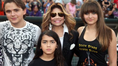 Los hijos de Michael Jackson, Prince, Paris y Prince Michael, posan con su tía La Toya en un evento público hace un par de años.