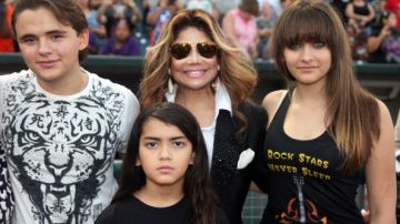 Los hijos de Michael Jackson, Prince, Paris y Prince Michael, posan con su tía La Toya en un evento público hace un par de años.