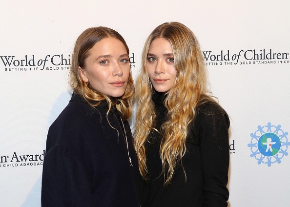 Las gemelas Olsen son exitosas en la moda pero sus exbecarios se quejan de abusos en su empresa.