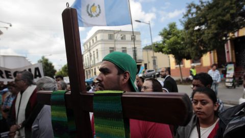 Manifestantes marchan contra la corrupción