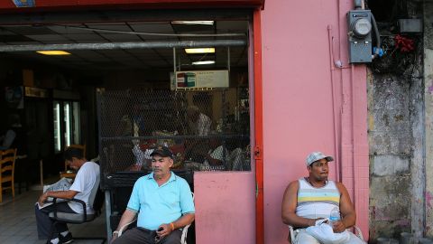 Valerio Ginairs (Izq.) y Ricardo de la Cruzfrente a una tienda en Puerto Rico. El senador Schumer propone una mayor equidad en Medicare para los puertorriqueños.