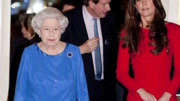 Al parecer los gustos en colores no es lo único que contrasta entre la reina Isabel II y Kate Middleton, duquesa de Cambridge.