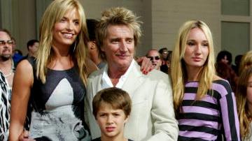 El cantante Rod Stewart y sus hijos, posando aquí en un evento público hace años, siempre se han mantenido unidos.