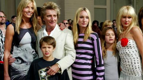 El cantante Rod Stewart y sus hijos, posando aquí en un evento público hace años, siempre se han mantenido unidos.