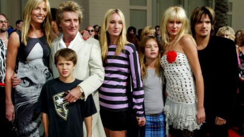 El cantante Rod Stewart y sus hijos, posando aquí en un evento público hace años, siempre se han mantenido unidos.