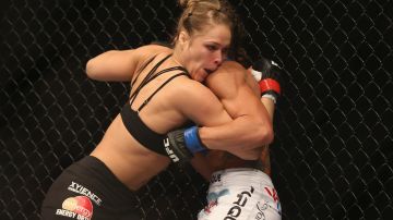 La luchadora Ronda Rousey (izq.) ha tenido que vencer también fuertes golpes en su vida personal / Getty Images