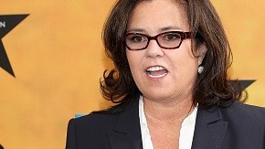La misma Rosie O'Donnell ha retuiteado la noticia de los cargos que enfrenta el hombre con el que la policía encontró a su hija perdida.