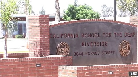 El ataque se produjo en la Escuela para Sordos de California, ubicada en Riverside.
