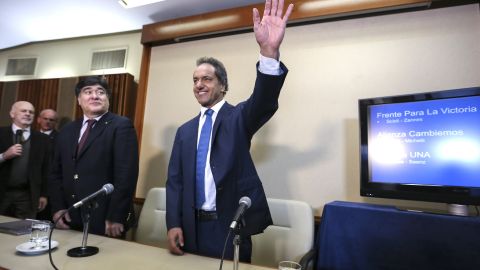 El oficialista Daniel Scioli celebra su victoria.