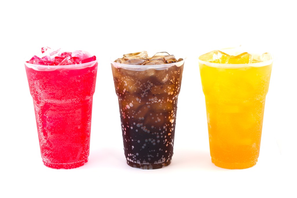 Las sodas y las bebidas energetizantes promueven la creación de caries.