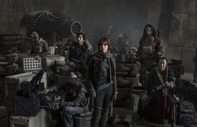 En esta fotografía se puede apreciar al actor mexicano Diego Luna (en el centro) en su personaje en la película "Star Wars: Rogue One". 