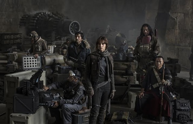 En esta fotografía se puede apreciar al actor mexicano Diego Luna (en el centro) en su personaje en la película "Star Wars: Rogue One".