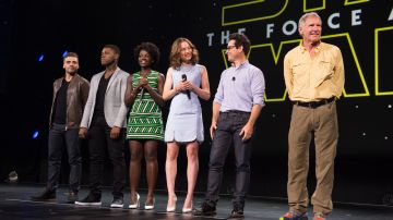 De izq. a der., las estrellas de 'Star Wars: Episode VII. The Force Awakens': Öscar Isaac, John Boyega, Lupita Nyong'o, Daisy Ridley, el director J.J. Abrams y Harrison Ford.