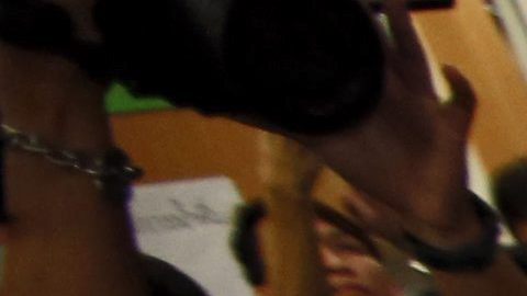 Las víctimas son atendidas por  rescatistas y personal médico.