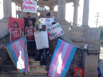 En un intento por llamar la atención de las autoridades para que establezcan políticas de protección, la tarde del martes un grupo de transgéneros y activistas de la comunidad LGBT se manifestaron en la Plaza del Mariachi de Boyle Heights.